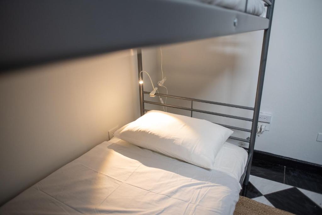 Postel nebo postele na pokoji v ubytování Fortel Hostel