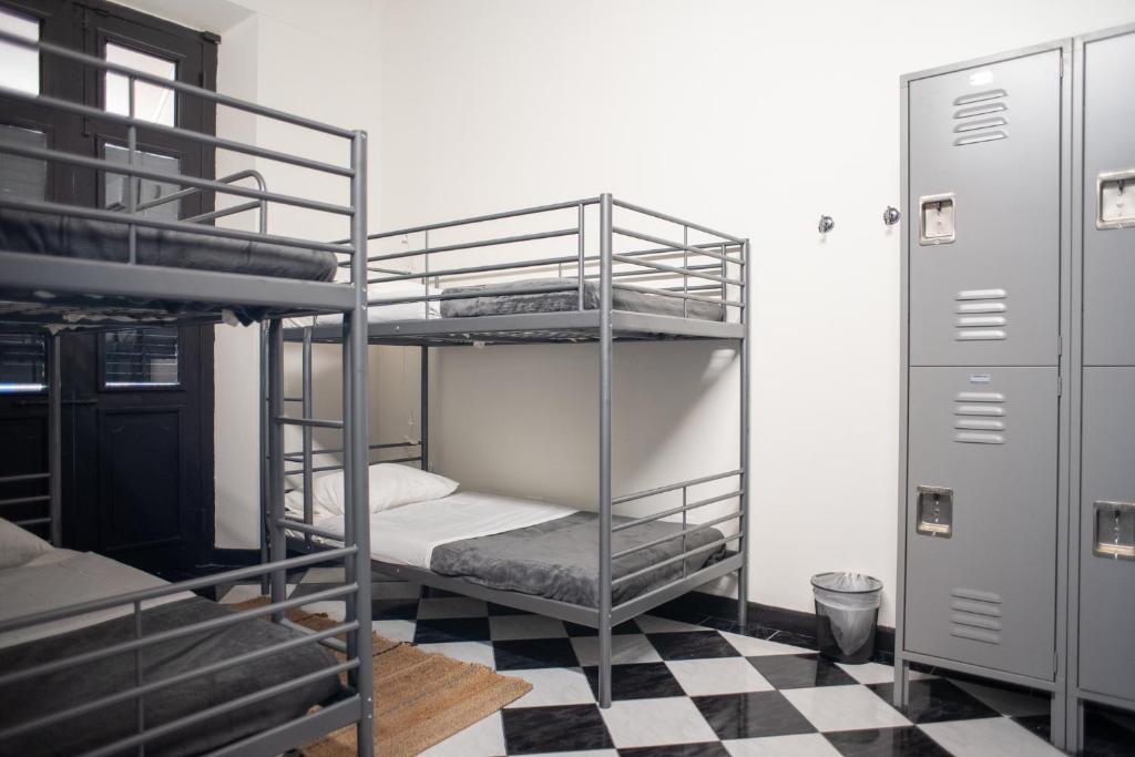 Palanda nebo palandy na pokoji v ubytování Fortel Hostel