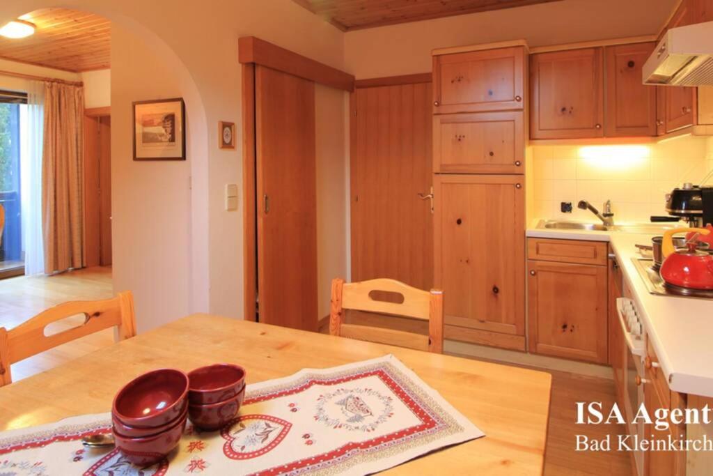 Il comprend une cuisine avec une table en bois et un comptoir. dans l'établissement Apartment KATHREIN ski & spa, à Bad Kleinkirchheim