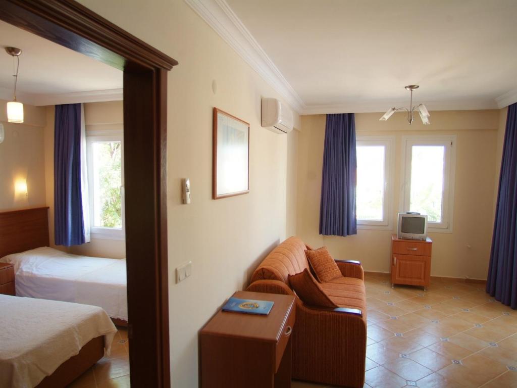 Sea Breeze Hotel and Apartments - 14