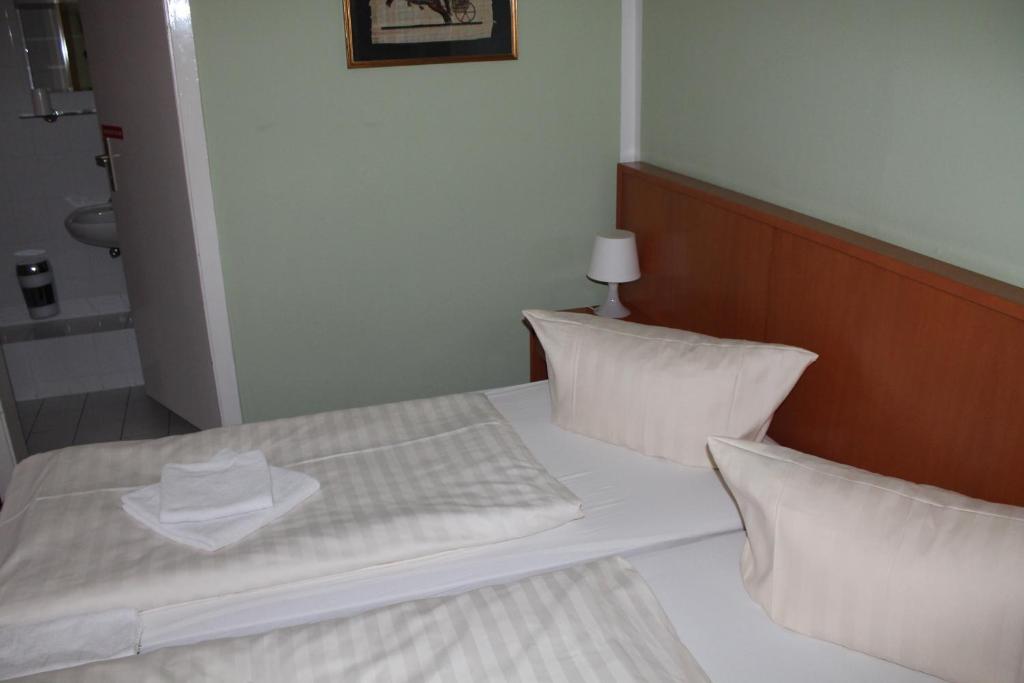 Postel nebo postele na pokoji v ubytování La Rustica Altstadthotel
