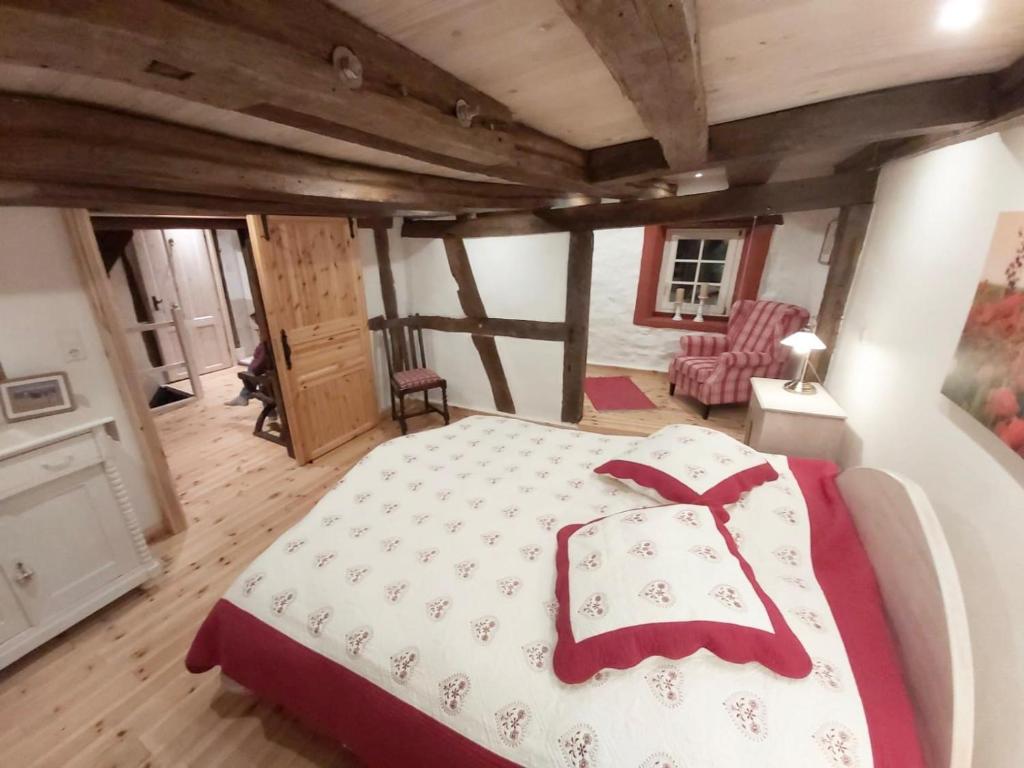 sypialnia z dużym łóżkiem w pokoju w obiekcie Charmanter Fachwerktraum an der Stadtmauer w mieście Stromberg