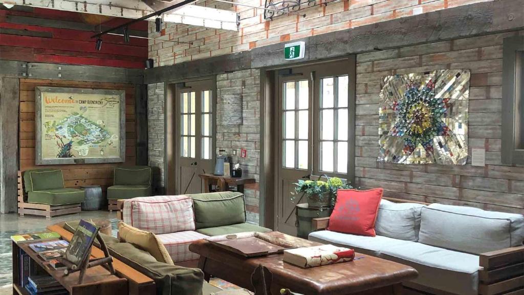 Area soggiorno di The Headwaters Eco Lodge