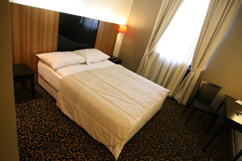 Postel nebo postele na pokoji v ubytování Hotel Crystal