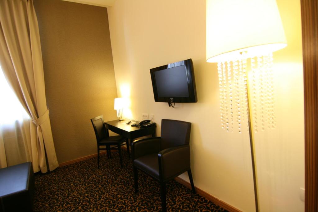 TV a/nebo společenská místnost v ubytování Hotel Crystal