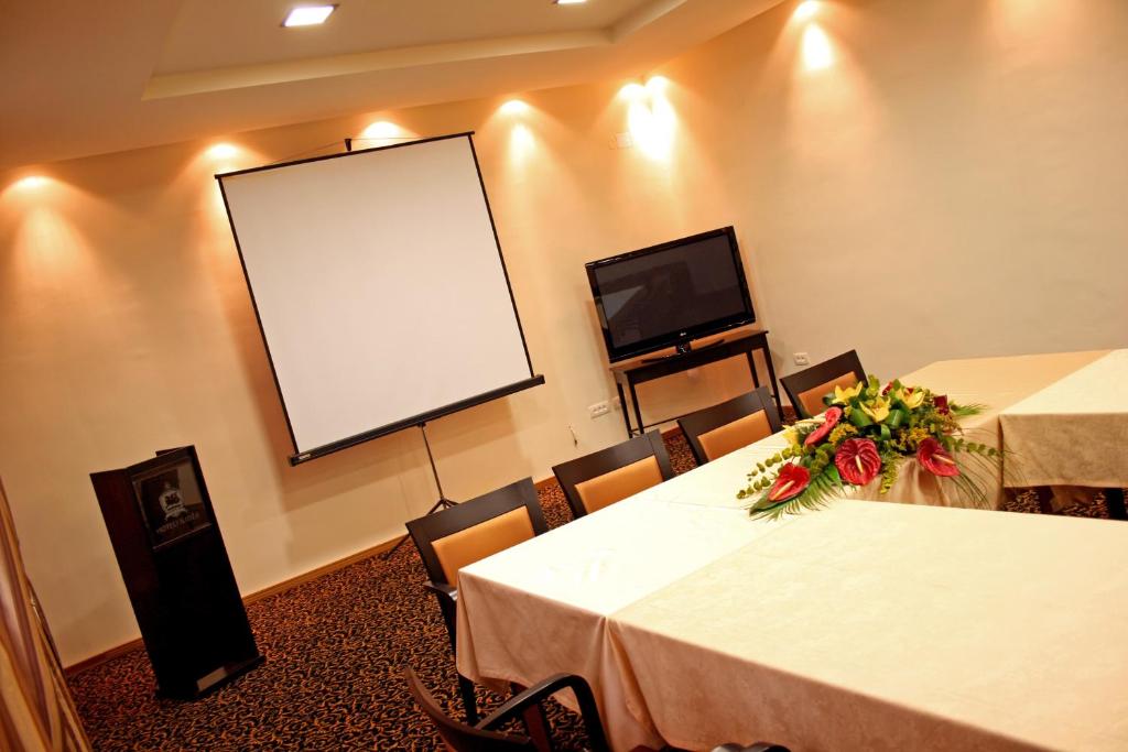 TV a/nebo společenská místnost v ubytování Hotel Crystal