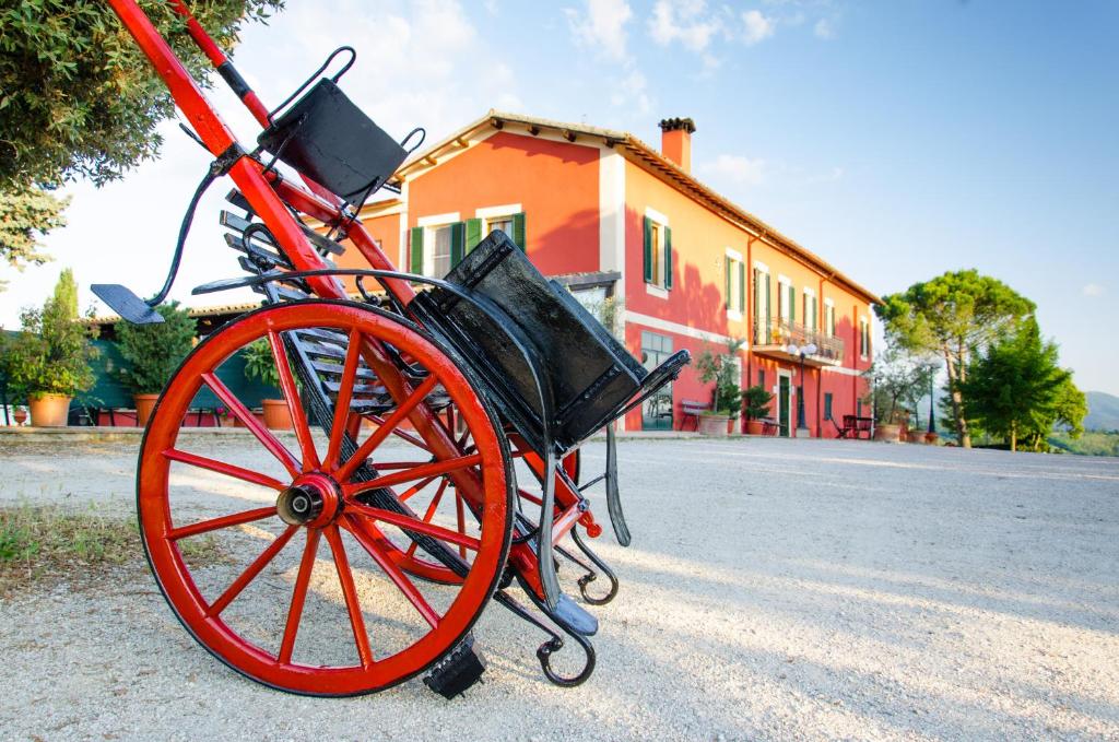 uma bicicleta vermelha estacionada ao lado de uma rua em Agriturismo Rivoli em Spoleto