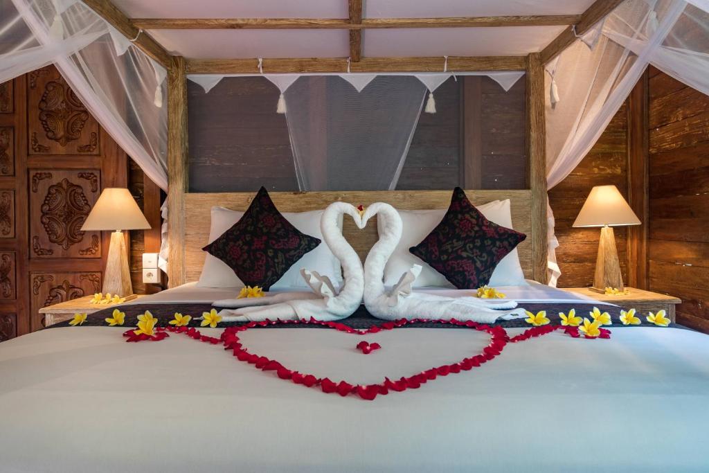 Postel nebo postele na pokoji v ubytování Villa Be Bali Hut Farm Stay