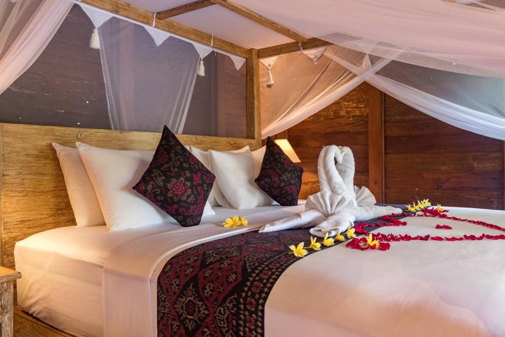 Postel nebo postele na pokoji v ubytování Villa Be Bali Hut Farm Stay