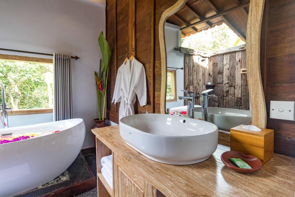 Koupelna v ubytování Villa Be Bali Hut Farm Stay