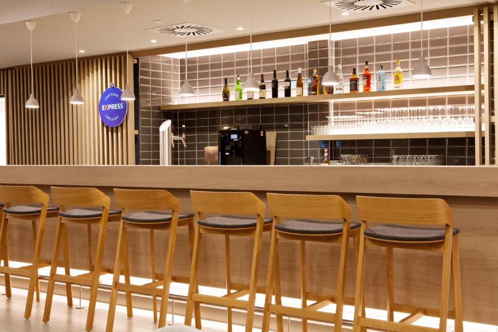 Lounge nebo bar v ubytování Holiday Inn Express - Saarbrücken by IHG