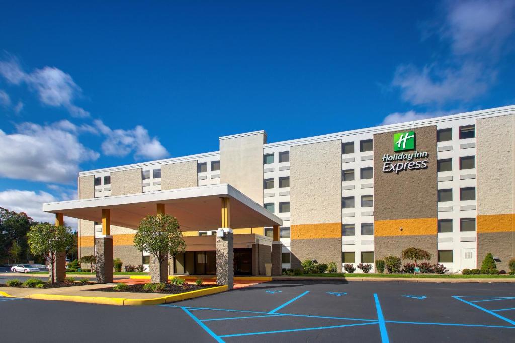 un rendez-vous à l'avant d'un hôtel express de vacances dans l'établissement Holiday Inn Express Pittston - Scranton Airport, an IHG Hotel, à Pittston