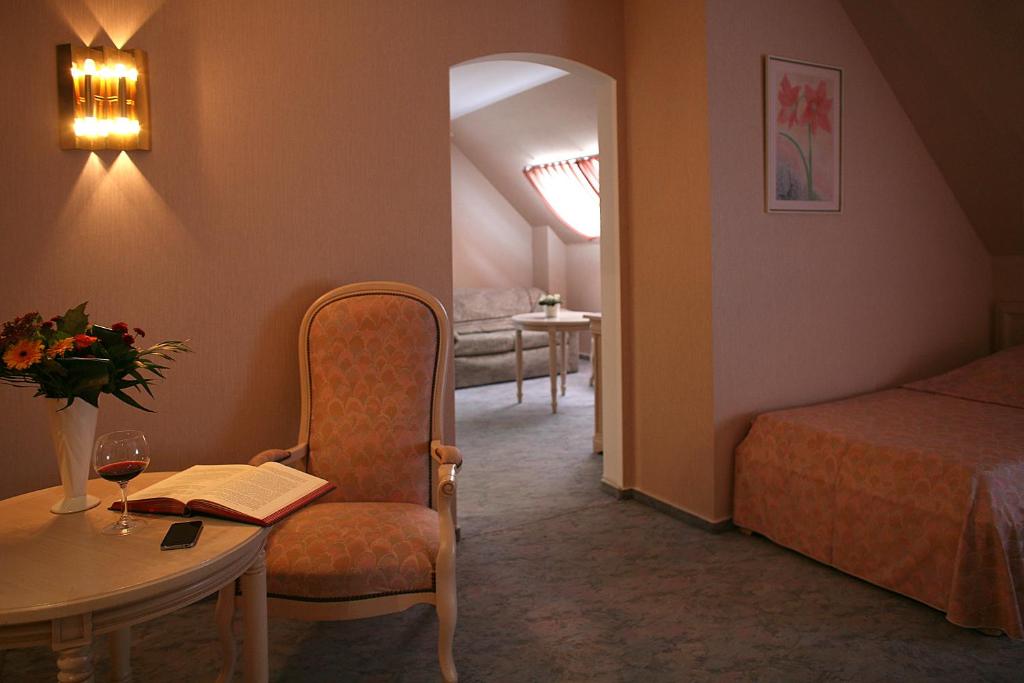a bedroom with a bed and a table and a chair at Hotel Meyer in Beaufort