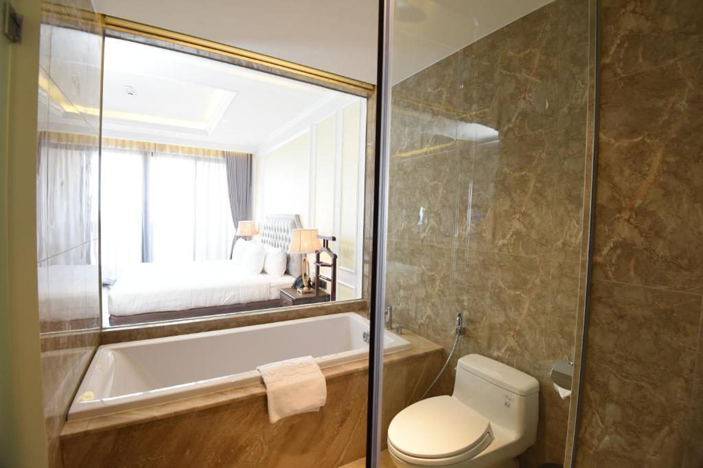 Phu Cuong Hotel Ca Mau - Sala De Reina Con Balcón