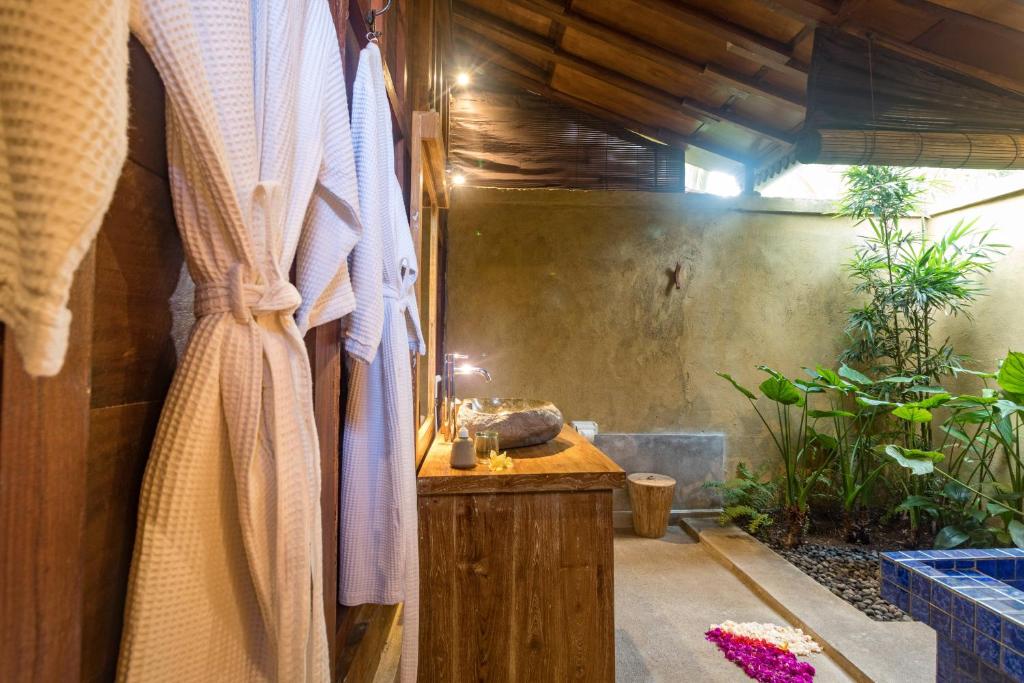 Koupelna v ubytování Villa Be Bali Hut Farm Stay