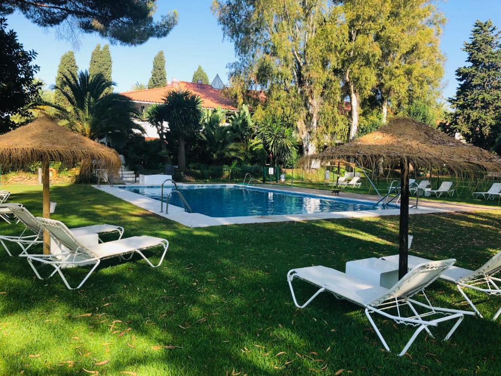 Bazén v ubytování PUERTO BANUS Apartamento LEO nebo v jeho okolí