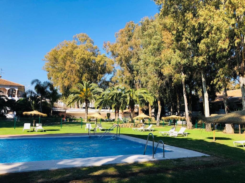 Bazén v ubytování PUERTO BANUS Apartamento LEO nebo v jeho okolí