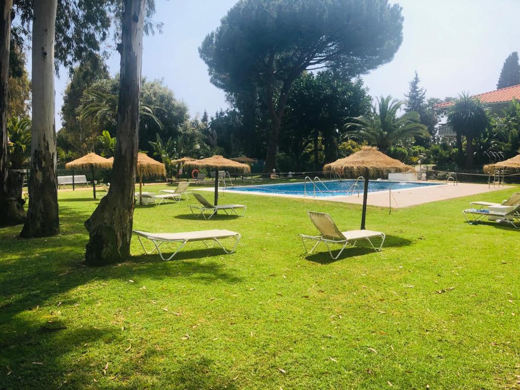 Bazén v ubytování PUERTO BANUS Apartamento LEO nebo v jeho okolí