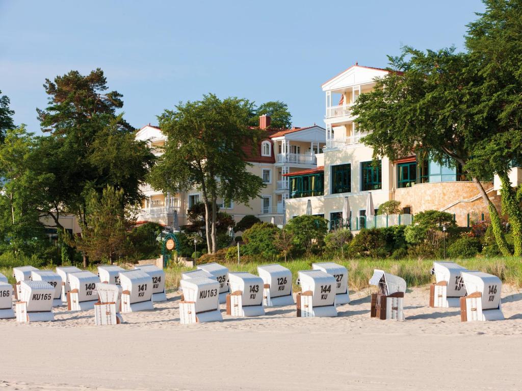 una fila de buzones sentados en la arena en la playa en Travel Charme Strandhotel Bansin en Bansin