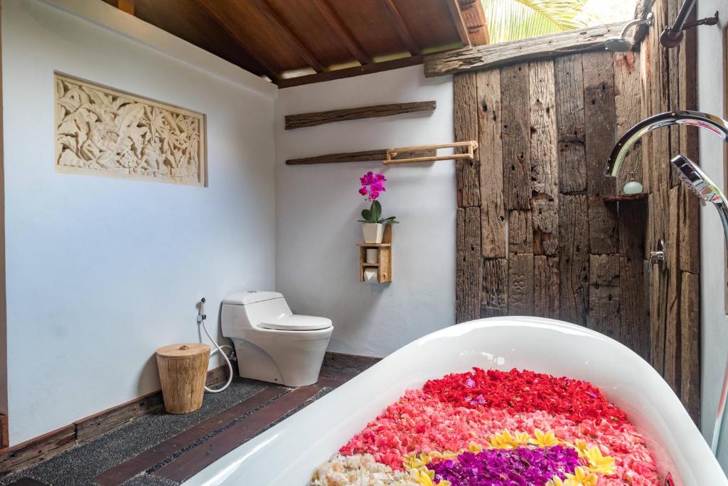 Koupelna v ubytování Villa Be Bali Hut Farm Stay