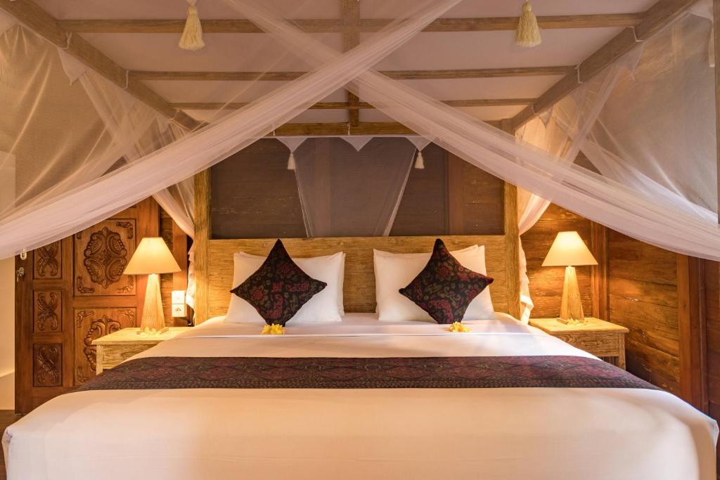 Postel nebo postele na pokoji v ubytování Villa Be Bali Hut Farm Stay