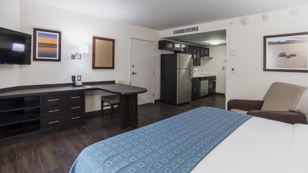 Kuchyň nebo kuchyňský kout v ubytování Candlewood Suites - Queretaro Juriquilla by IHG