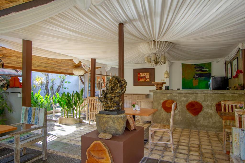 Posezení v ubytování Bali Komang Guest House Sanur