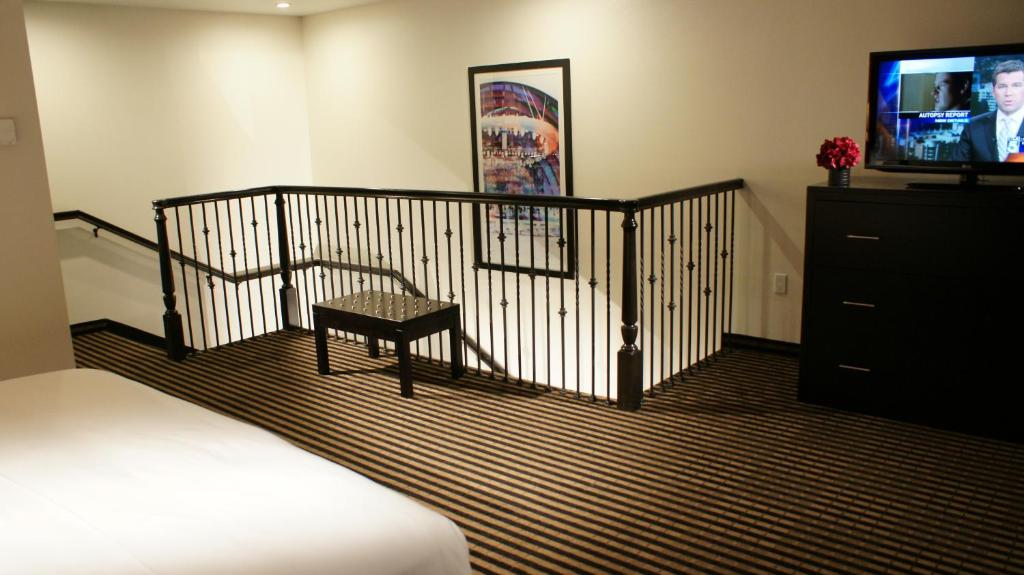 Holiday Inn Express Hollywood Walk of Fame, an IHG Hotel - One-Bedroom King Suite