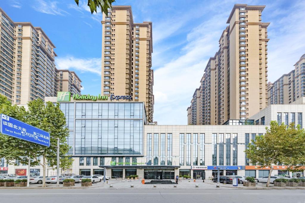 budynek w mieście z wysokimi budynkami w obiekcie Holiday Inn Express Shijiazhuang Heping, an IHG Hotel w mieście Shijiazhuang