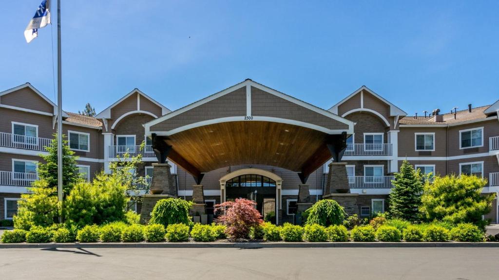 un gran edificio de apartamentos con un gran edificio en Holiday Inn Express Hotel & Suites Coeur D'Alene I-90 Exit 11, an IHG Hotel, en Coeur d'Alene