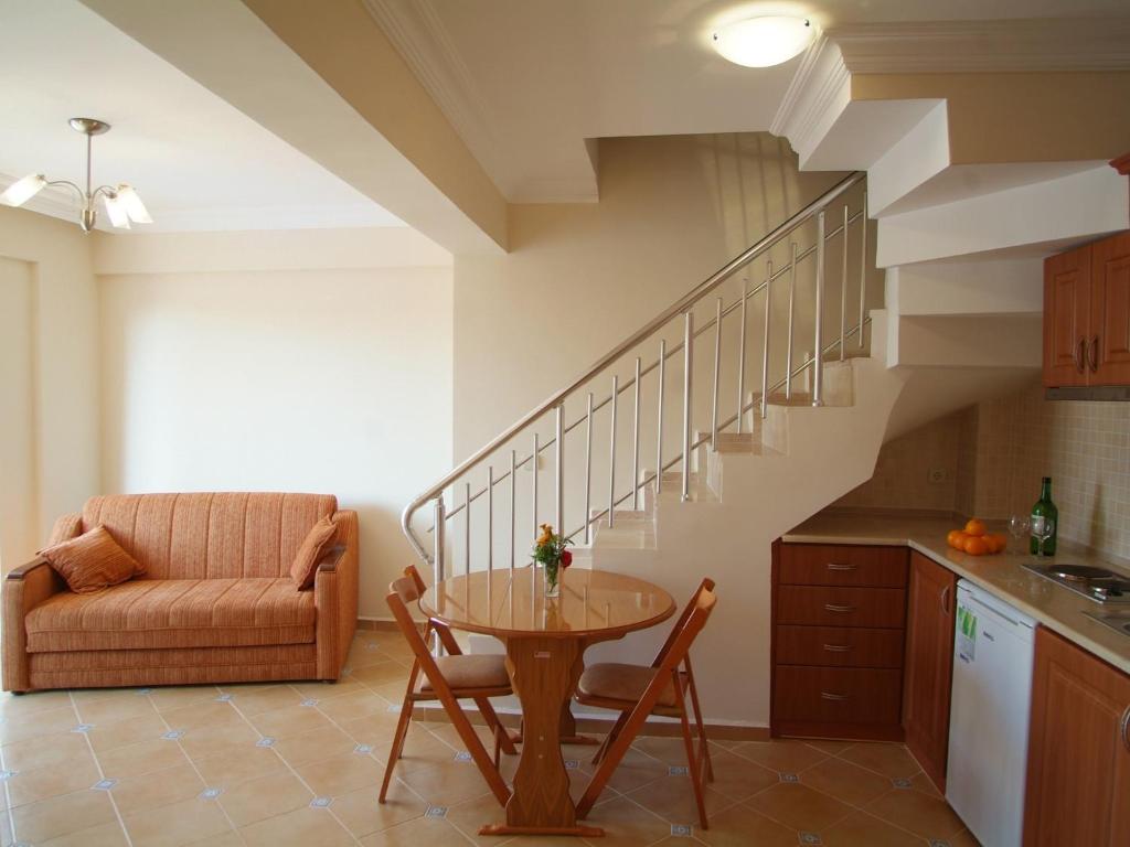 Sea Breeze Hotel and Apartments - 1