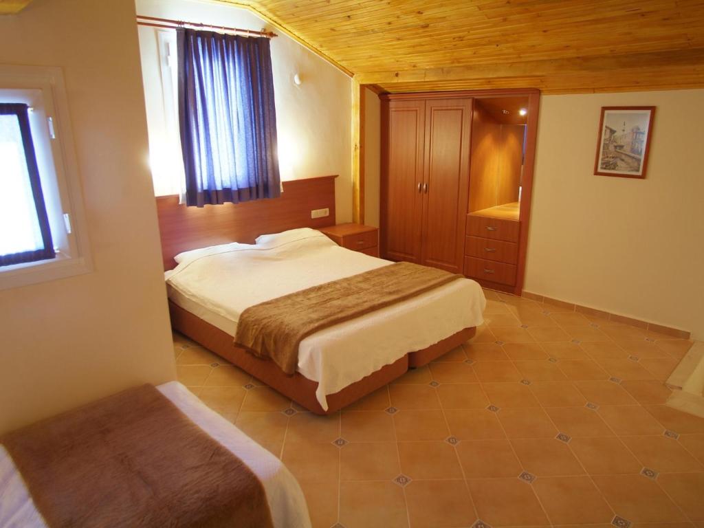 Sea Breeze Hotel and Apartments - 8