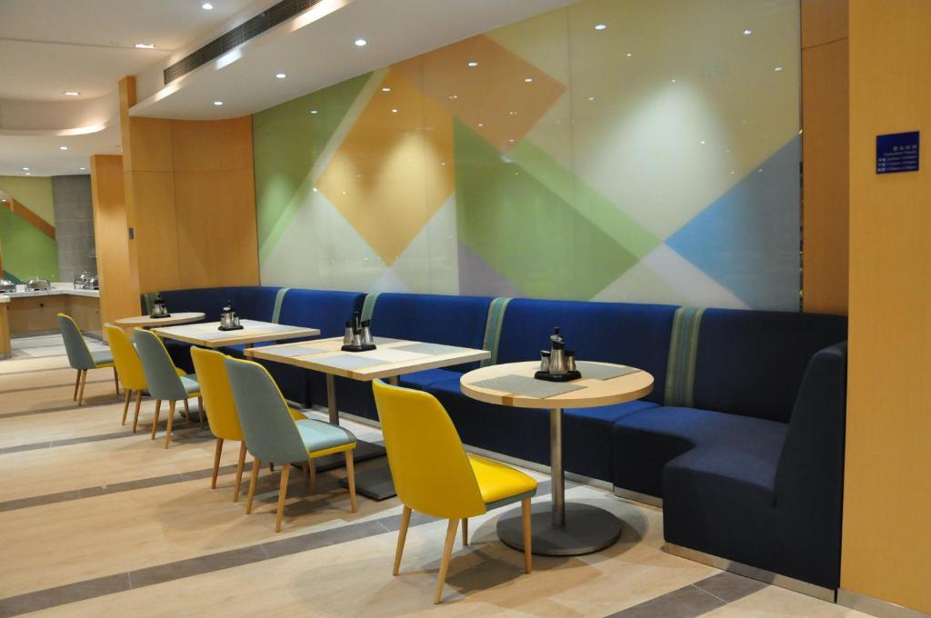 Posezení v ubytování Holiday Inn Express Shanghai Zhenping by IHG