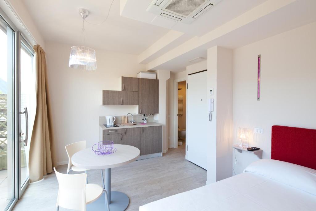 Een keuken of kitchenette bij Residence Lenno