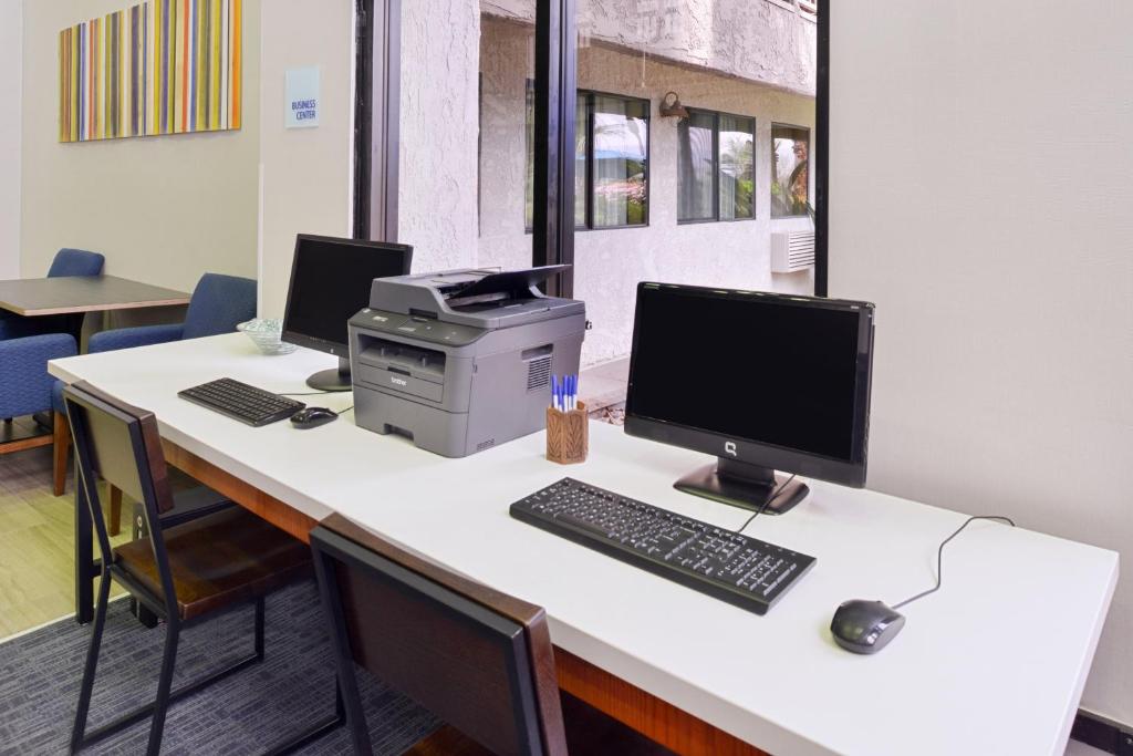 棕櫚荒漠的住宿－棕櫚沙漠智選假日酒店，办公室,配有一张桌子、一台电脑和一台打印机