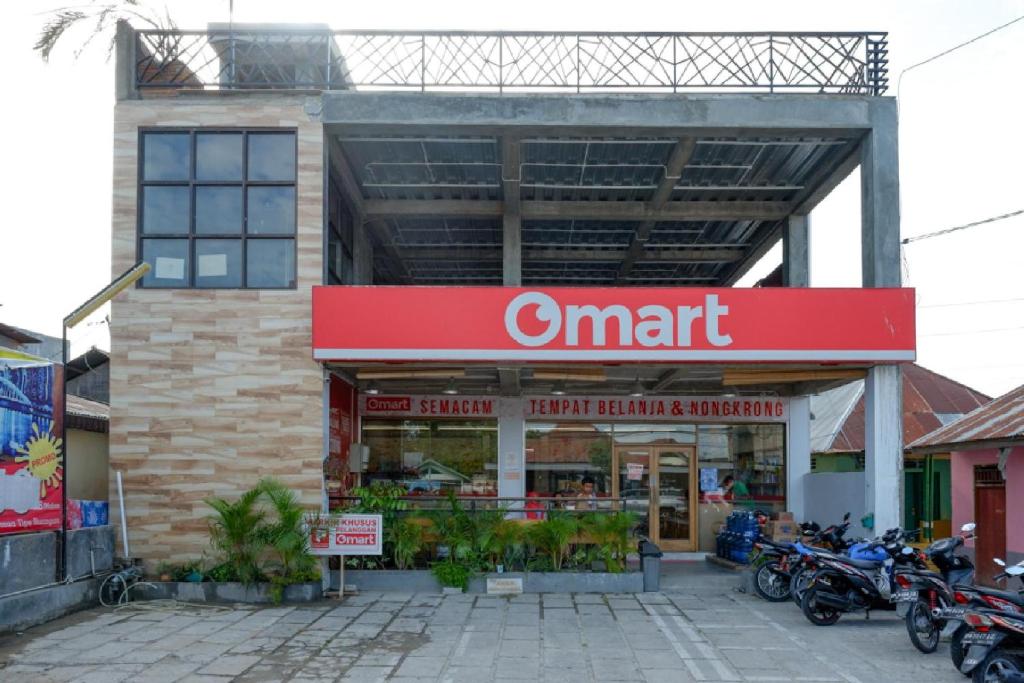 a smart store with motorcycles parked in front of it at RedDoorz Syariah near Universitas Negeri Gorontalo 2 in Gorontalo