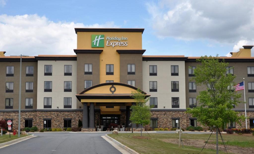 - une vue sur l'extérieur de l'hampton inn express dans l'établissement Holiday Inn Express & Suites Perry-National Fairground Area, an IHG Hotel, à Perry