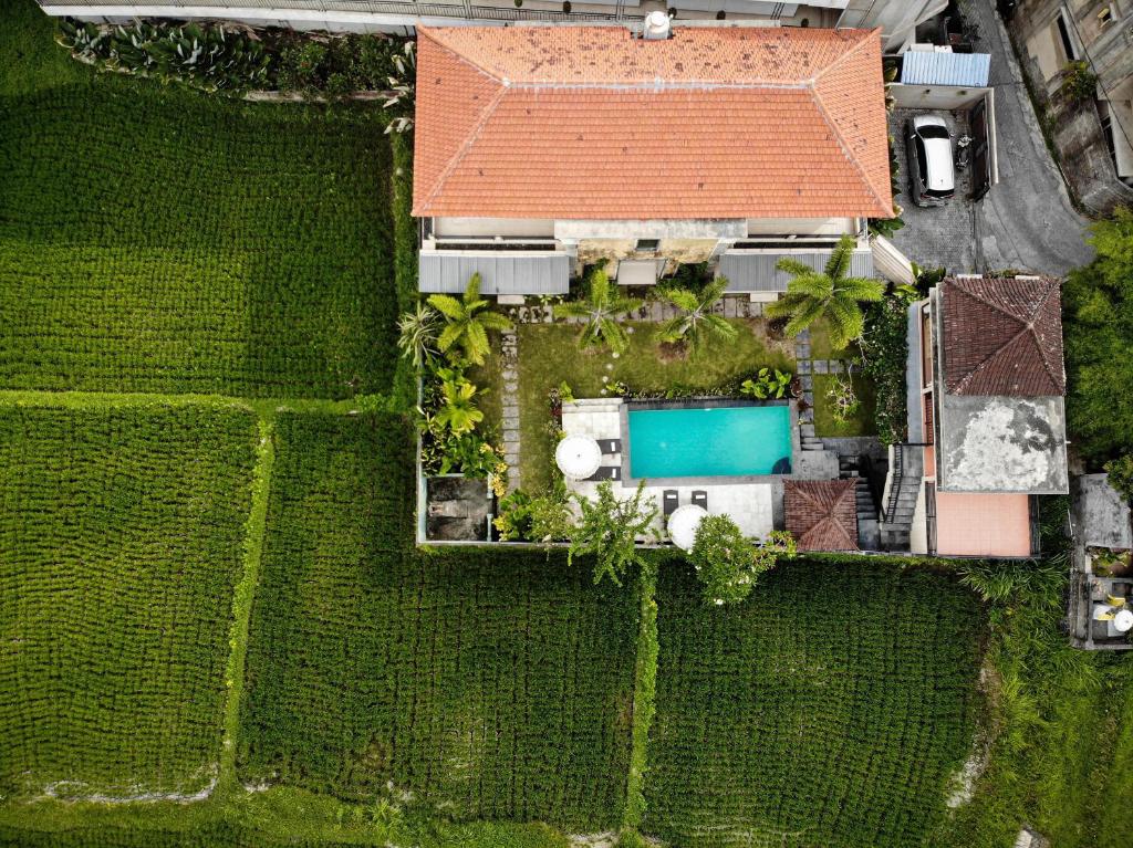 Bazén v ubytování Nang Ade Villa by Pramana Villas nebo v jeho okolí