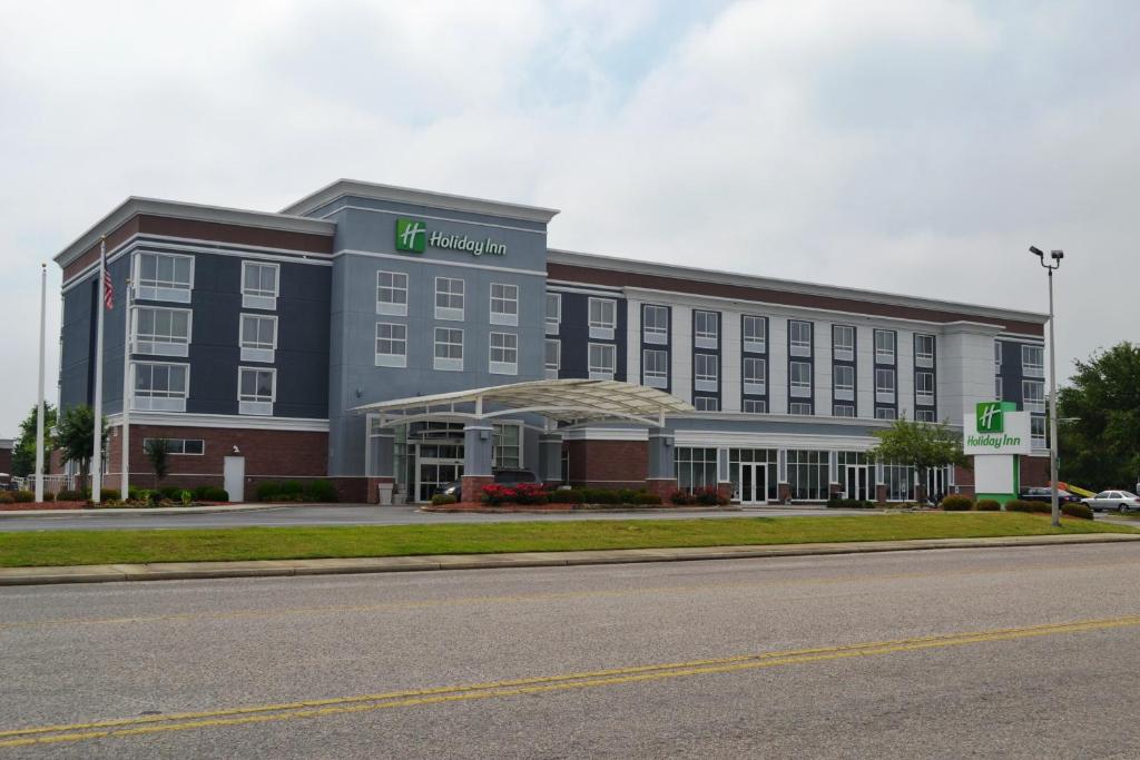 un edificio con un hotel al lado de la calle en Holiday Inn Santee, an IHG Hotel, en Santee