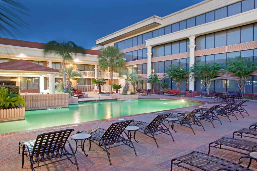 Bazén v ubytování Holiday Inn Port Arthur - Park Central by IHG nebo v jeho okolí
