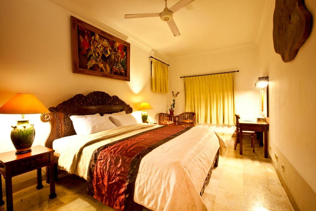 Postel nebo postele na pokoji v ubytování Grand Kumala Hotel - Hotel Kumala Legian Kuta Bali
