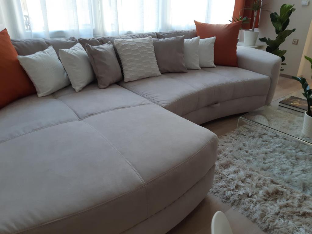 Posedenie v ubytovaní Modern, Quiet & Cozy Apartment in the middle of Downtown near Danube at Fashion street