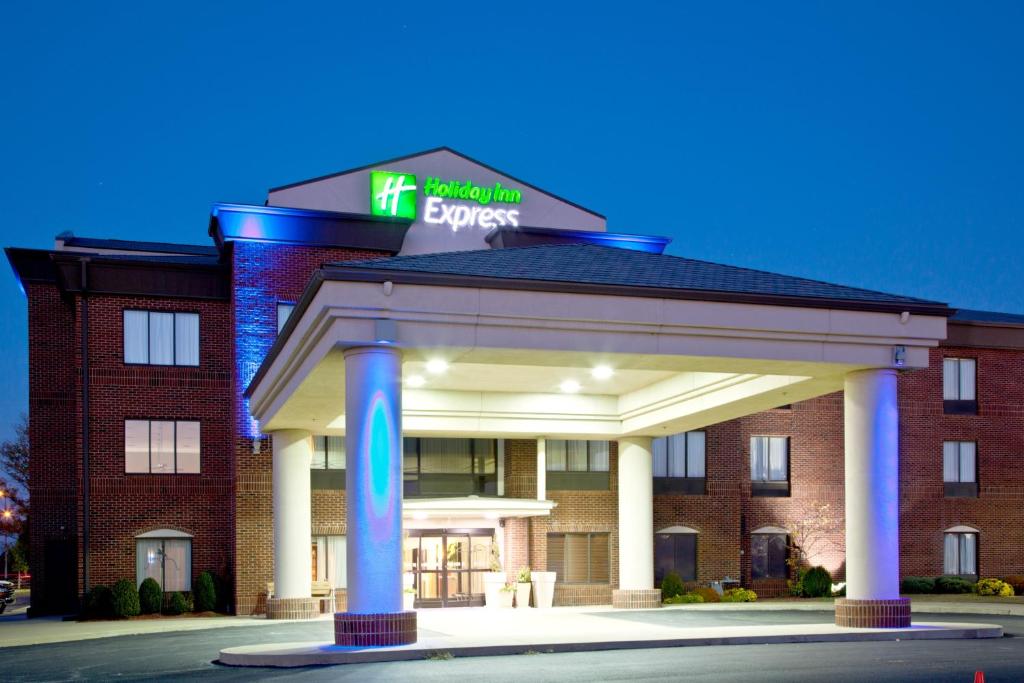 a hotel with a sign on the front of it at Holiday Inn Express & Suites Shelbyville, an IHG Hotel in Shelbyville