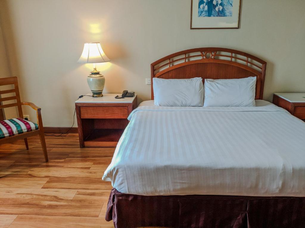 Postel nebo postele na pokoji v ubytování Sabah Oriental Hotel