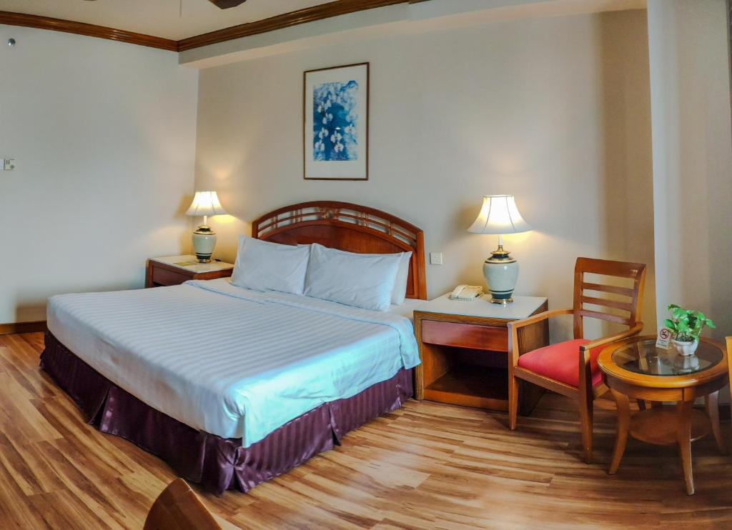 Postel nebo postele na pokoji v ubytování Sabah Oriental Hotel