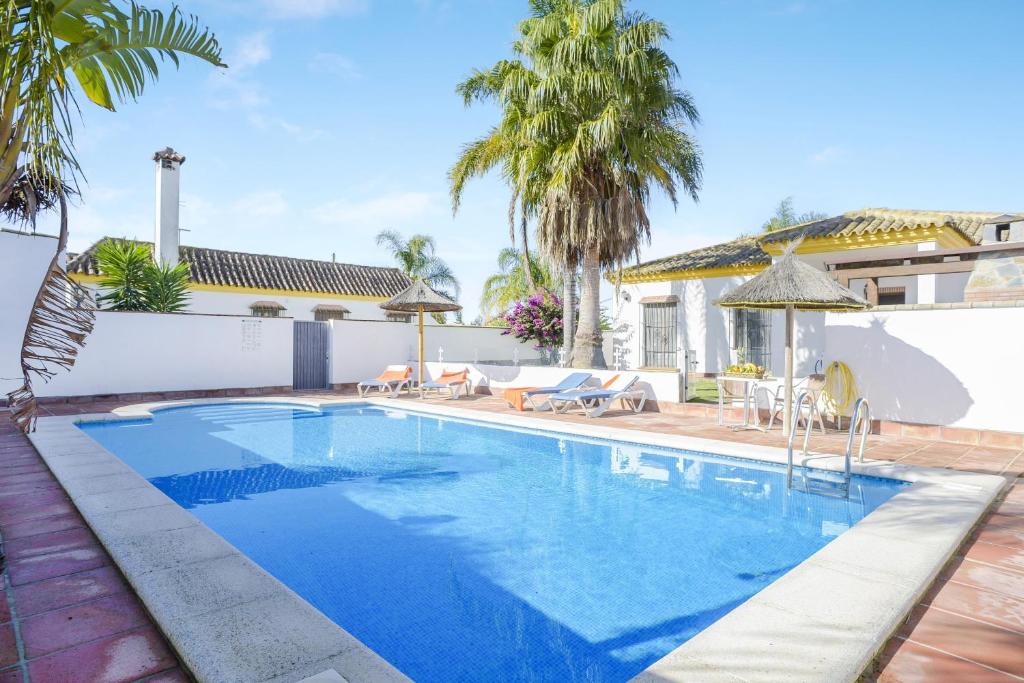 una piscina en el patio trasero de una casa en Casa Villanueva 3 Sólo Familias, en Conil de la Frontera