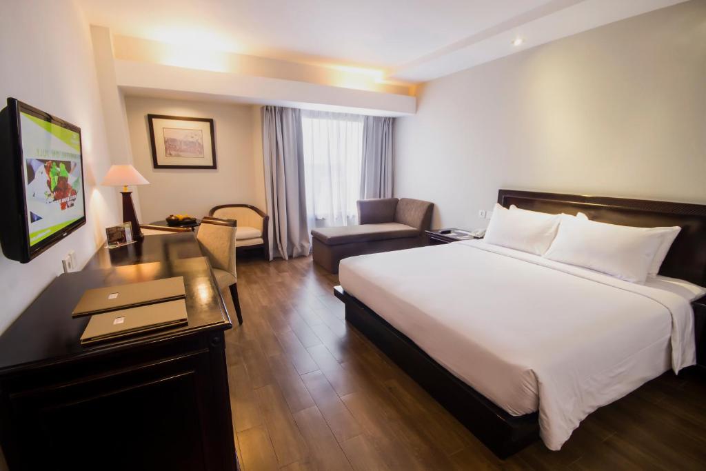 Postel nebo postele na pokoji v ubytování Hotel Santika Cirebon