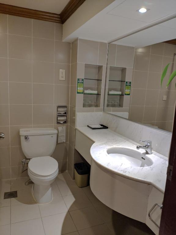 Koupelna v ubytování Sabah Oriental Hotel
