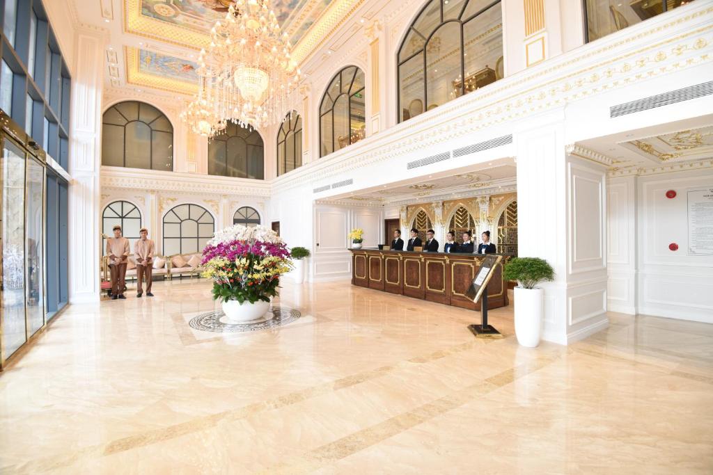 - un hall d'un bâtiment orné d'un lustre et de fleurs dans l'établissement Phu Cuong Hotel Ca Mau, à Cà Mau