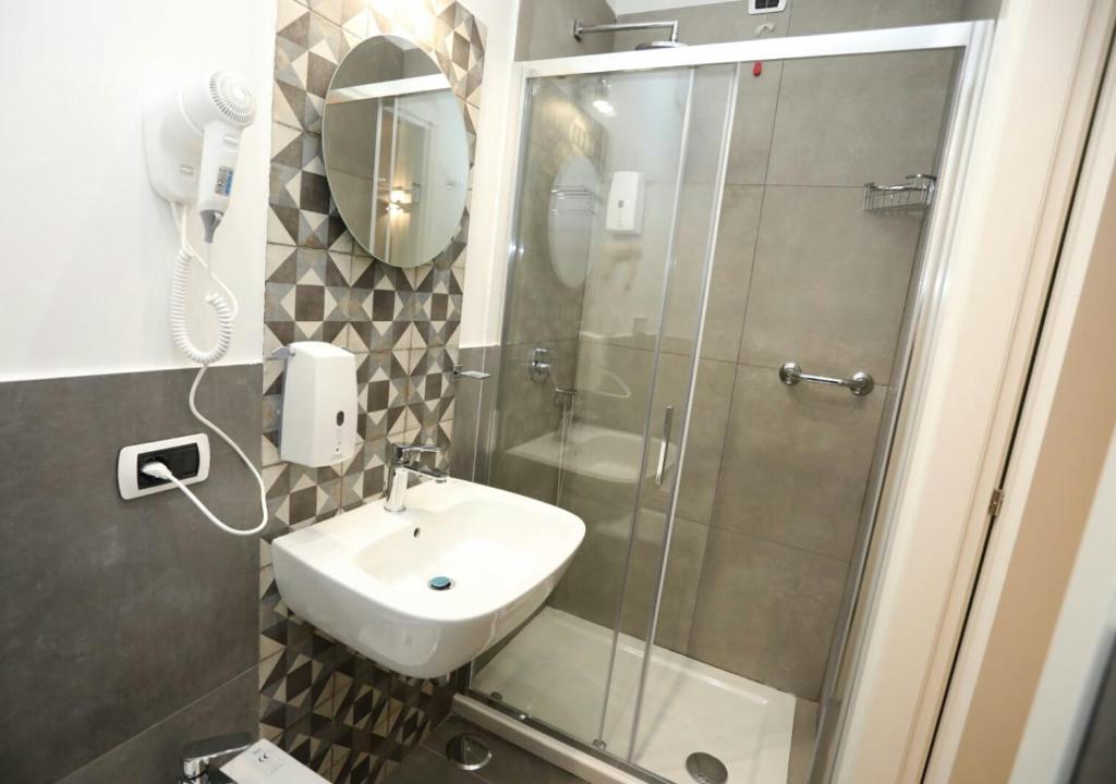 A bathroom at Delia Rooms & Gallery